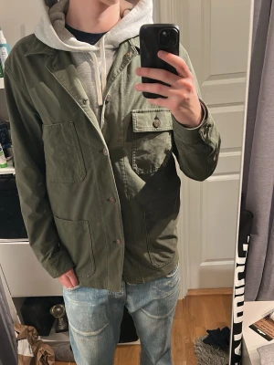 Uniqlo overshirt  - Riktigt snygg overshirt i olivgrön som passar perfekt nu till våren.