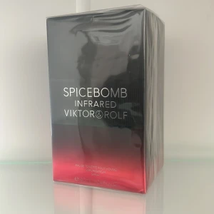 Spicebomb Infrared EdT 90ml - Spicebomb Infrared från Viktor & Rolf är en Eau de Toilette för män i 90ml flaska. Ingredienser: alkohol, parfym, vatten, limonene, linalool, butyl methoxydibenzoylmethane, coumarin, ethylhexyl salicylate, cinnamyl alcohol, eugenol, cinnamal, citronellol, methyl anthranilate, geraniol, citral, benzyl benzoate, isoeugenol. Tillverkad i Frankrike.