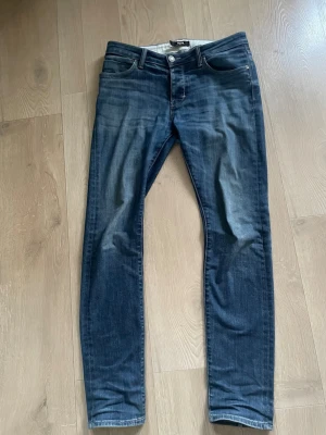 Mörkblå slim fit jeans från Neuw - Snygga mörkblå jeans från Neuw med slim fit passform och klassisk femficksdesign. 30/32. Grish. Mycket bra skick 
