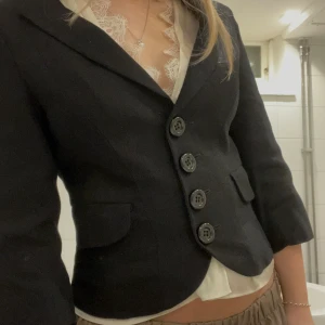 Svart kavaj  - Står storlek 38 men skulle säga att den sitter mer som en 36💕