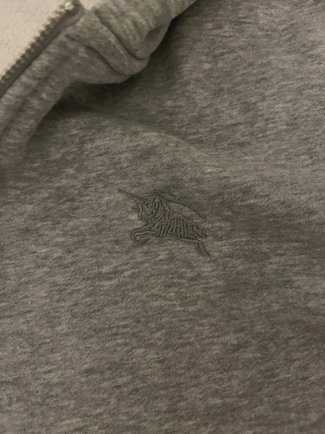 Grå hoodie från Burberry med dragkedja KOM MED BUD - 1