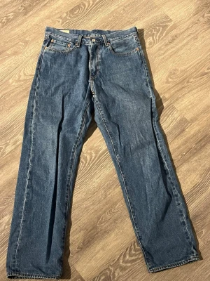 Levi's raka blå jeans - Klassiska blå jeans från Levi's med rak passform och fem fickor. Jättefina jeans som aldrig riktigt använts, som nya. Inga defekter.                                (Finns hund i hemmet)