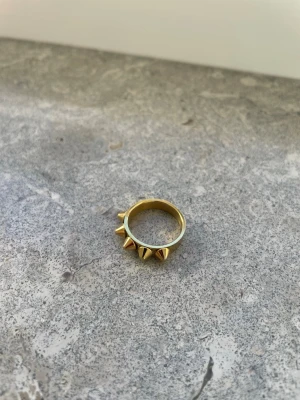 Guldfärgad ring med nitar Edblad - Snygg och cool ring från Edblad!! Stl 17,5 mm