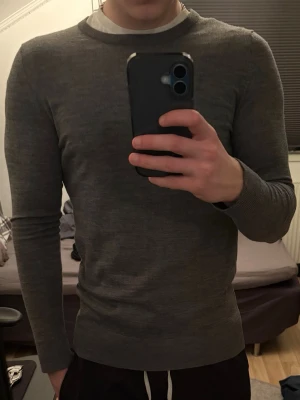 Mörkgrå merinoull tröja - Säljer min mörkgråa Samsøe Samsøe tröja i 100% merino ull då den är liten✅