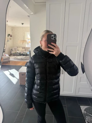 Peak Performance Dunjacka!  - Säljer denna superfina Peak Performance Dunjackan i nyskick då den inte kommer till användning! I nyskick! Storlek 170! 🤍