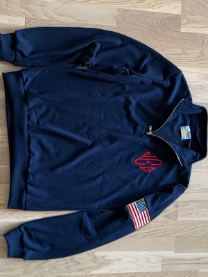 Jeffrey Epstein quarterzip - Min farfars gamla quarterzip som jag har tänk sälja. As nice kvalite och passar skönt.                                     