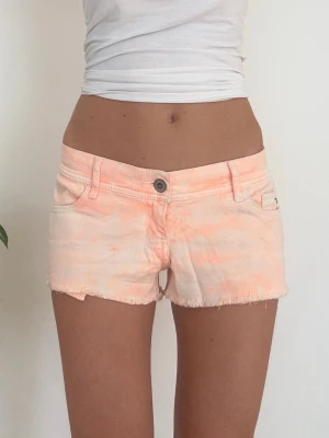 Hollister lågmidjade jeansshorts  - Storlek W29 ~ M. Rakt över midjemått: 40cm. Frakt inom 24h, PostNord prioriteras. Se liknande plagg i min profil! 