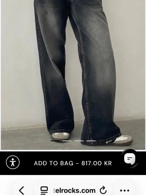 Svarta wide leg jeans - Säljer ett par svarta wide leg jeans med tvättad look och riktigt cool passform. Jeansen har en låg midja med en straight/baggy passform. Materialet är klassisk denim i bomull.  Storlek W28 L32 