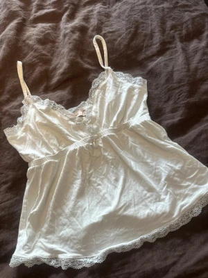 Nelly- Vit topp  - Nelly. Vit topp. Stl S. Knappt använd, fint skick!!