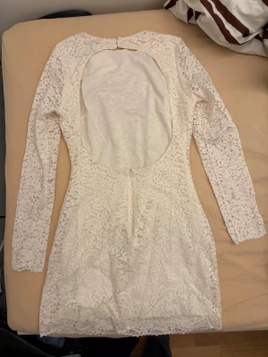 Vit spetsklänning  - Så fin spets klänning med öppen rygg! Helt ny! Passar perfekt till studenten. Har den i både S och M.