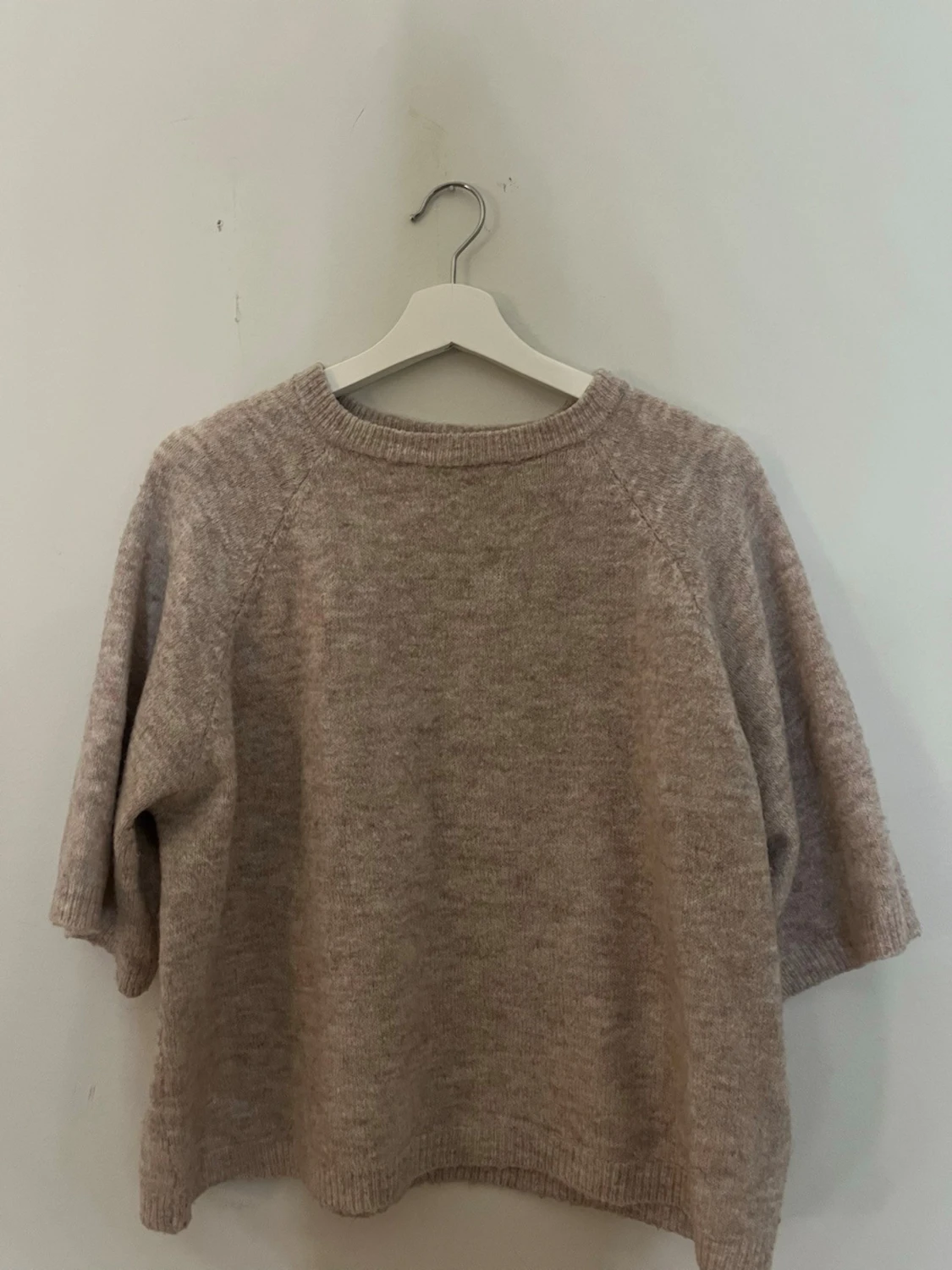 Beige stickad tröja med halvärm