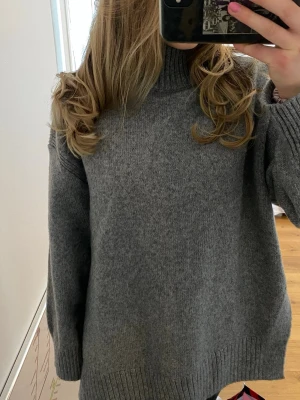 Grå polotröja  - Köpt på sellpy men tyvärr för stor, storlek xs men den är väldigt lång i modellen 