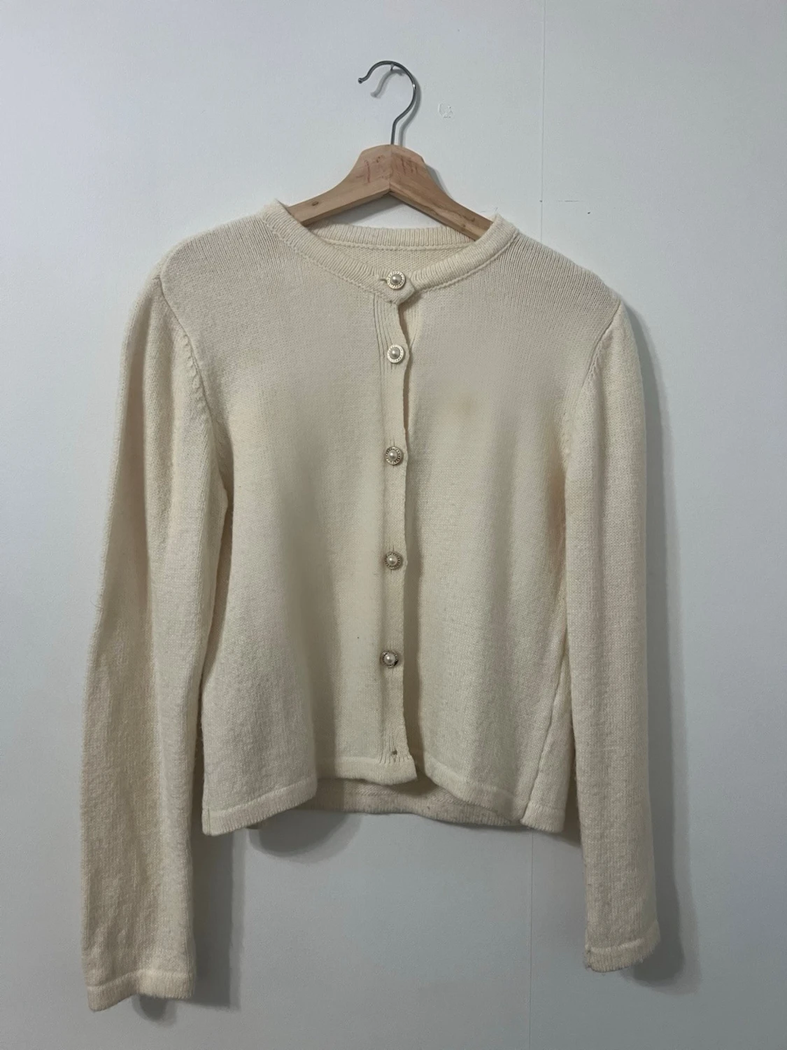 Krämvit basic kofta med knappar