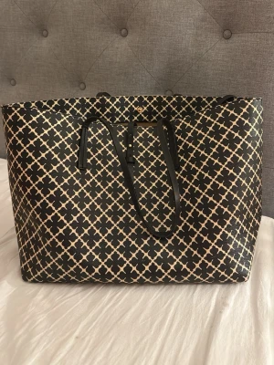 By Malene Birger tote väska - Mycket bra skick! Ser ut som ny utanpå (små skav i hörnen som är några millimeter) lite smutsig inuti men går att tvätta bort. Annars i toppskick!😊