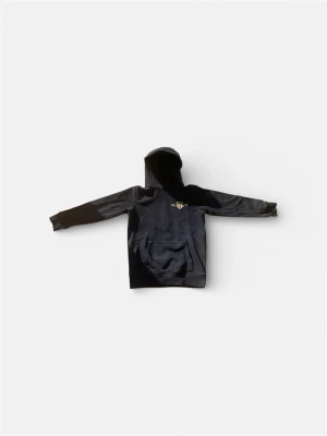 Svart hoodie med tryck framtill - En svart hoodie med huva och magficka. På bröstet finns ett litet tryck i vitt och gult. Hoodien har långa ärmar och ribbade muddar vid ärmslut och nederkant. Perfekt för en avslappnad och cool stil.