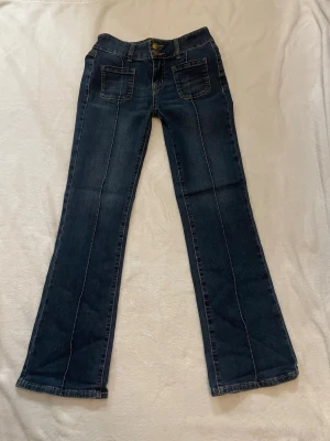 Mörkblå bootcut jeans - Mörkblå Madlady jeans i storlek 34 short. Ser helt nya ut och endast använda ett fåtal gånger. Super bekväma och stretchiga. Pris går att diskuteras!