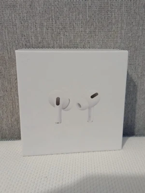 Apple AirPods Pro med MagSafe - Säljer ett par Apple AirPods Pro med MagSafe-laddningsetui. Trådlösa in-ear hörlurar i vit färg med stilren och kompakt design. Perfekta för musik, samtal och träning. Levereras i originalförpackning. Pris ska diskuteras.