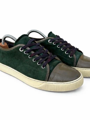 Lanvins! (Kan bytas med parfym) :) - Snygga skor i mörkgrön mocka med svarta snören och beige sula. Tåpartiet är i blankt, brunt material som ger en cool kontrast till resten av skon. Perfekta för dig som gillar unika detaljer och stilren design.