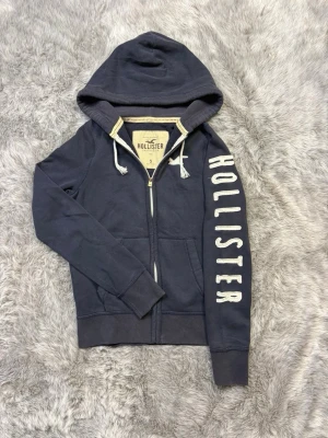 Hollister Hoodie - Säljer denna sällsynta och mycket eftertraktade Hollister hoodie | Storlek S | Mycket bra skick | Vid eventuella frågor hör gärna av dig och erbjuder bra pris vid köp av bundle 😁✅