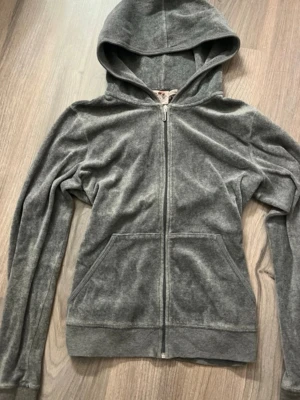 Juicy couture  - Snygg juicy couture velour hoodie zip up står storlek xl men är mer som M pris går att diskutera lägg gärna ett prisförslag på det du skulle kunna betala den för💕💕💕💕💕