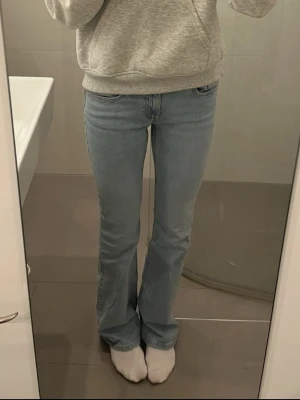 Lågmidjade bootcut jeans  - Jeans i modellen low boot från lager 157, storlek XS full längd. Lite slitna längst ner på ena benet och har en liten fläck av röd färg som syns på bilden💕💕
