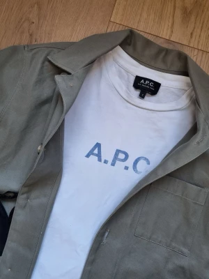 Olivgrön overshirt från John Henric  - Snygg olivgrön overshirt från John Henric. En av dem mer eftertraktade modellerna från John Henric! Storlek S, tts. Super schysst nu till våren! 