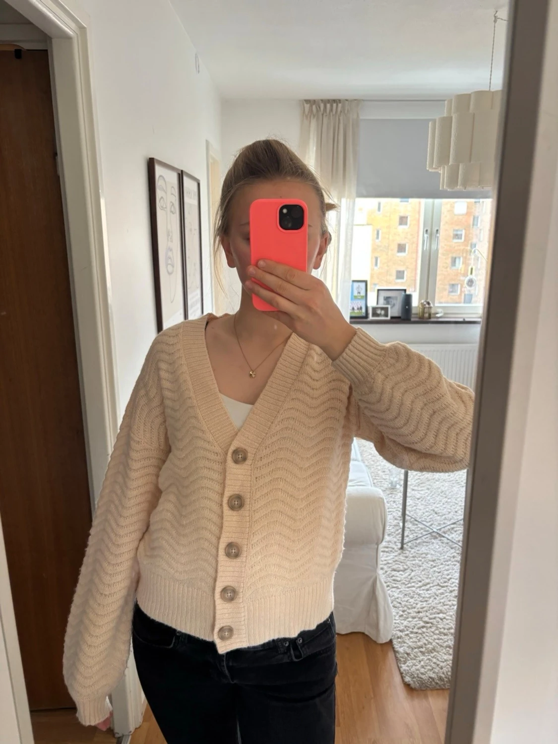 Beige stickad kofta med knappar