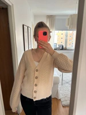 Beige stickad kofta med knappar - En rosa beige stickad kofta från Y•A•S . Den är knappt använd. Storlek M men är lite i storleken, passar förmodligen s. 