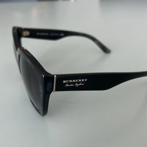 burberry - säljer dessa fina solglasögon, köpta i london helt ok skick, kanske nån ynka repa, priset är diskuterbart