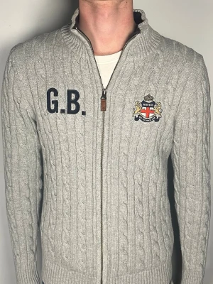 Morris zip - Säljer en riktigt snygg och trendig Morris zip i fint skick, storlek M, vid frågor är det bara att skriva //Gramenti