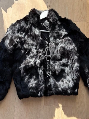 Äkta pälsjacka - Snygg och lyxig svart pälsjacka. Står 12 på lappen men Storlek mer som liten s eller xs. Dragkedja som funkar utan problem. Kaninpäls, står dyed rabbit fur på lappen. Fur original: france Ser ut som det gör på bilderna vid fickorna, inget som är trasigt och syns inte om man inte drar i fickorna.