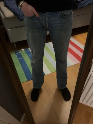 Our legacy jeans - Säljer ett par ljusblå out legacy jeans, allt är i toppen skick förutom en liten fläck (se bild6). Storleken är 32/32 men skulle säga att de sitter mer som 31. Har ni nån fundering är det bara att höra av sig👍