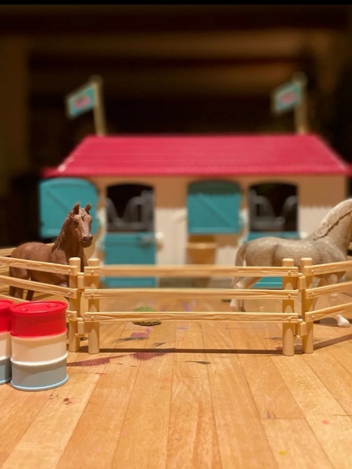 Leksaksstall med hästar och ryttare - 2