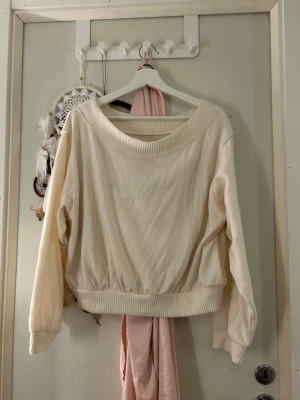 Beige Off shoulder tröja - Jätte fin beige off shoulder/one shoulder tröja från bershka. Säljer eftersom den inte kommit till användning men det är absolut inget fel på den!