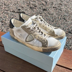 Philippe Model vita sneakers  - Reserverad! 🛑 Philippe model skor som är i använt skick och har en defekt vid insidan av hälen som visas på 4de bilden. Dem är köpta från Miinto för 3400 kronor, box medföljer. Hör gärna av er för fler frågor, bilder osv. 