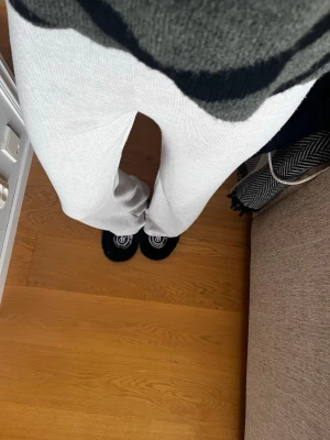 Stickade byxor - Så fina stickade byxor med vida ben, i storlek S. De är ifrån H&M och är beiga! Aldrig använt dem!🤍🤍