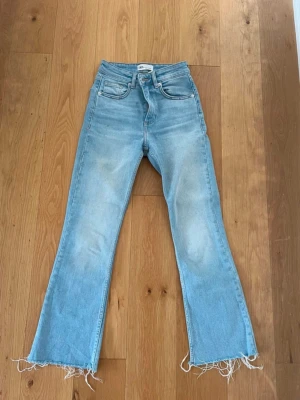 Ljusblå bootcut jeans från Zara - Säljer ett par ljusblå bootcut jeans från Zara, fint skick inga skavanker 
