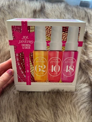 Sol De Janeiro - Säljer dessa tre tillsammans då jag upptäckt att jag inte tål parfymerna. Avgör själv på bilderna ungefär hur mycket parfym som är kvar, man ser där kanten går på ett ungefär på sista bilden. Doftar väldigt gott