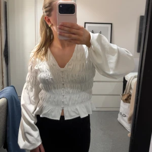 Vit blus  - Supersöt vit blus från Gina Tricot🤍 Använd fåtal gånger så i bra skick! Storlek xs💕