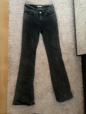 Mörkgråa bootcut jeans från Gina Tricot  - Säljer ett par mörkgråa bootcut jeans från Gina Tricot. Normal midja och utsvängda ben. 💗säljer för att har inte kommit till användning 