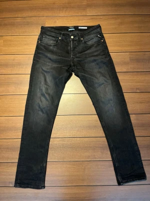 Replay Jeans Grover - Ett par feta Svarta Replay jeans i modell Grover - Straight fit. Storlek W32 L32 Köpta nya i vintras, endast använda fåtal gånger.