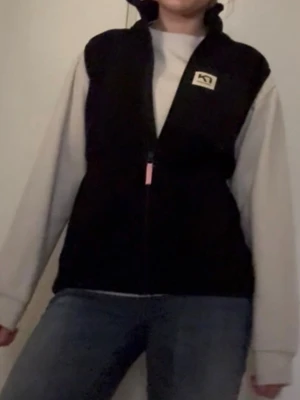 Collegetröja - Beige/grå collagetröja som är snygg att både ha under saker men även bara som den är❣️