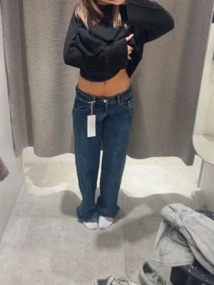 Low wide jeans - Ett par superfina lågmidjade raka/vida jeans! Jättefin mörkblå färg som passar med allt och en cool design! 