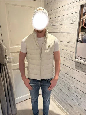 Vit dunväst från Lyle & Scott - Säljer en schysst dunväst från Lyle & Scott i storlek S. Säljer pga för liten. Om ni har frågor är det bara att skriva! Pris kan diskuteras. 