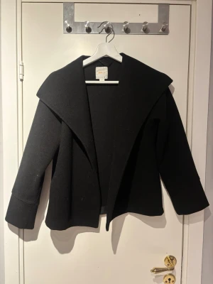 Svart kappa - Svart kappa från Gina tricot.