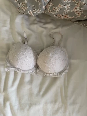 Vit BH - Jättefin vit bh, inga defekter förutom att den inte är helt vit på insidan men den är tvättad såklart!