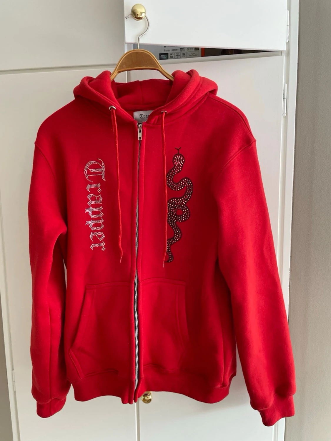 Röd rhinestone hoodie från trapper