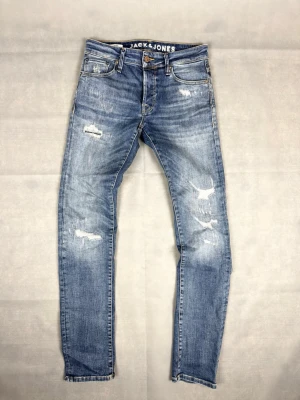 Jack & Jones jeans med slitningar - Jack & Jones jeans med slitningar | Size W28 L32 | Modell: Slim/Glenn | Skick: 9/10 | Mått: Midja: 36 cm Längd: 102 cm | Hör gärna av dig vid frågor och funderingar!🤗