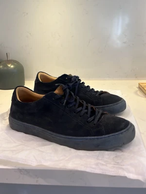 Mörkblå mockasneakers skolyx - Svinsygga blå mockaskor från skolyx. Allt og följer med, skolåda och dustbag. Behöver bara göras rent lite och då ser mockan ut som helt ny igen, och jag gör såklart det vid köp.