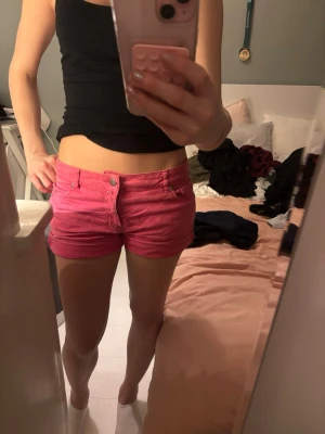 Low waist rosa shorts  - Säljer ett par rosa shorts med låg midja och klassisk femficksdesign. Perfekta för varma sommardagar och ger en avslappnad vibe och lite chic vibe 💗